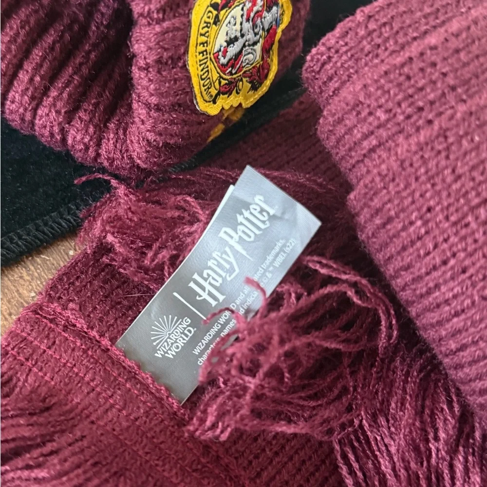NWT Harry Potter Gryffindor Knit Scarf & Pom Beanie - Maroon & Gold